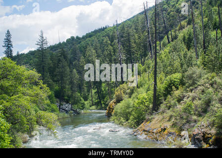 Rivière qui coule à travers la gamme de montagne Banque D'Images