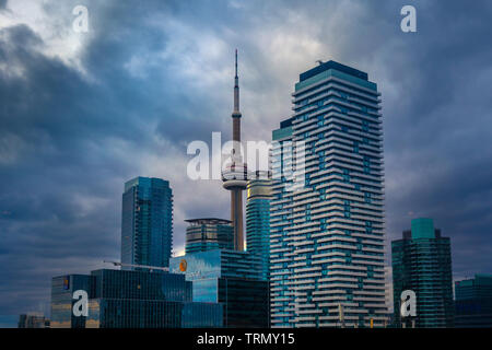 Toronto, Canada - le 20 novembre 2018 : paysage dans ville animée avec des gratte-ciel et légendaire annonce Tower Toronto Banque D'Images