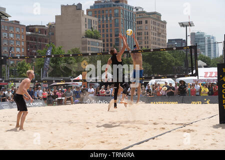 Tri Bourne/Trevor Crabb en compétition contre Chase Budinger/Casey Patterson dans le 2019 New York City Open beach-volley Banque D'Images