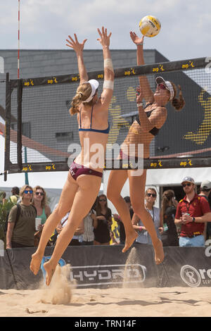 Kelly Claes/Sponcil Sarah en compétition contre Emily Jour/Betsi Silex dans le 2019 New York City Open beach-volley Banque D'Images