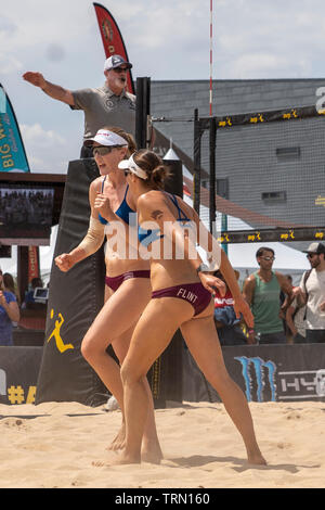Kelly Claes/Sponcil Sarah en compétition contre Emily Jour/Betsi Silex dans le 2019 New York City Open beach-volley Banque D'Images