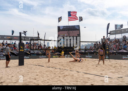Karissa Cook/réhabilitation Jace en concurrence avec Caitlin Ledoux/Geena Urango dans le 2019 New York City Open beach-volley Banque D'Images