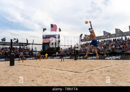 Taylor Crabb/Jake Gibb en compétition contre Tri Bourne/Trevor Crabb dans le 2019 New York City Open beach-volley Banque D'Images