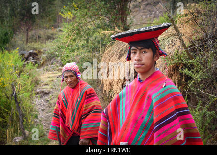 Vallée Sacrée, Cuzco, Pérou - 13 Oct 2018 : un groupe de musiciens dans une communauté Quechua rural près de la Vallée Sacrée Banque D'Images