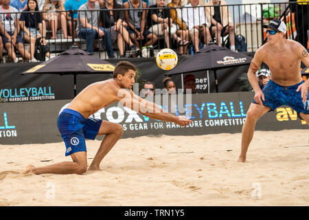 Taylor Crabb/Jake Gibb en compétition contre Tri Bourne/Trevor Crabb dans le 2019 New York City Open beach-volley Banque D'Images