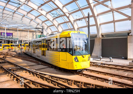 Manchester, UK - 18 mai 2018 : tramway Metrolink train léger dans le centre-ville de Manchester, au Royaume-Uni. Le système a 77 arrêts le long de 78,1 km et traverse des s Banque D'Images