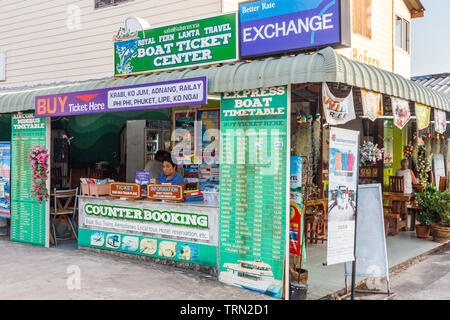 Koh Lanta, Thailand-Feb 2e 2015 : un bureau de l'agence de voyage dans la ville. Les billets peuvent être achetés pour le transfert en bateau et bus jusqu'à divers endroits. Banque D'Images