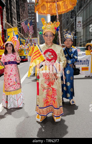 Portrait d'un homme plus âgé en Vêtements & Chaussures ethniques traditionnels vietnamiens au défilé culturel américain à Midtown Manhattan, New York. Banque D'Images