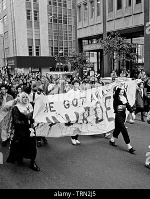 Des manifestants Dan White peine dans l'assassinat du maire George Moscone et gay-superviseur, Harvey Milk, mars et 'il s'est échappé de meurtre' bannière, à San Francisco, 1970 Banque D'Images