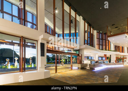 Le foyer de la Performing Arts Centre de Cairns allumé au crépuscule, Cairns, Queensland, Australie