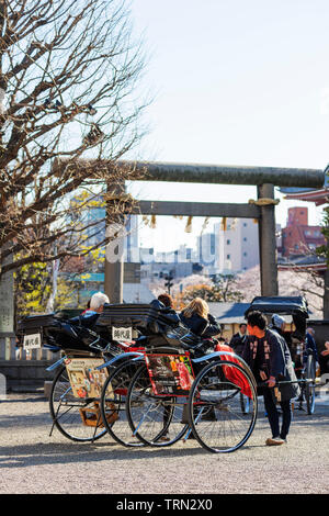 L'Asie, Japon, Tokyo, Asakusa, temple Sensoji, pousse-pousse touristique Banque D'Images