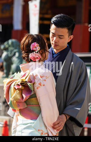 L'Asie, Japon, Tokyo, Asakusa, temple Sensoji, couple en kimono, Banque D'Images