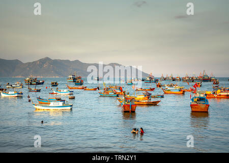 Ville de Nha Trang, province de Khanh Hoa, Vietnam - Mai 16, 2019 : plusieurs bateaux de pêche dans le port de plaisance de la ville de Nha Trang, province de Khanh Hoa, Vietnam Banque D'Images