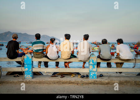 Ville de Nha Trang, province de Khanh Hoa, Vietnam - Mai 16, 2019 : les pêcheurs face à la mer sur un coucher de soleil d'après-midi de la ville de Nha Trang, Khanh Hoa Provin Banque D'Images