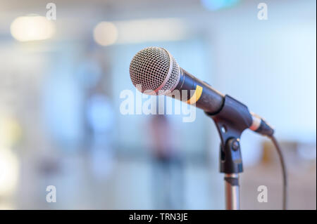 Microphone communication sur scène dans un contexte de concert Auditorium Banque D'Images