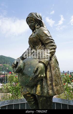 Statue en bronze d'une jeune femme dans un parc sur la crête Banque D'Images