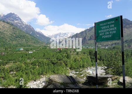 Sur la PUISSANCE D'ENTRAÎNEMENT SUR LE RHUM PAS pouvoir signer le long d'une route avec une vue panoramique Banque D'Images