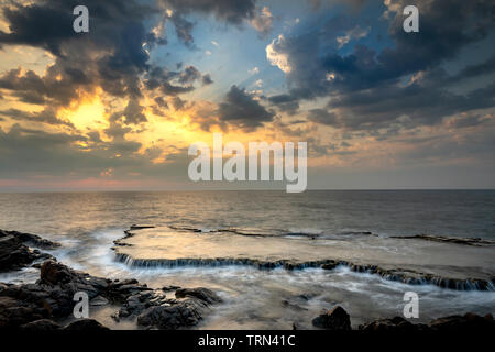 Les vagues sur un grand rocher à Hang Rai à Nui Chua parc national dans la lumière du soleil, province de Ninh Thuan, Viet Nam Banque D'Images