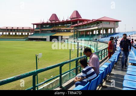 Les touristes au bord du magnifique stade de cricket d'Himachal Pradesh Banque D'Images