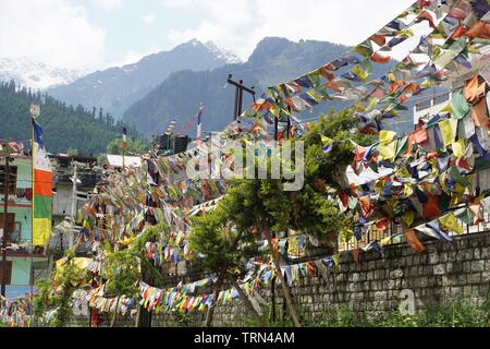 Drapeaux de prière tibetains voltigeant dans le vent au monastère bouddhiste Nyingmapa Banque D'Images