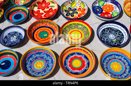 Belles décorées, peintes à la main un conçu à partir de bols Cuenca Espagne. Banque D'Images