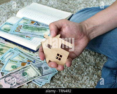 L'argent pour louer ou acheter Maison et appartements. Banque D'Images
