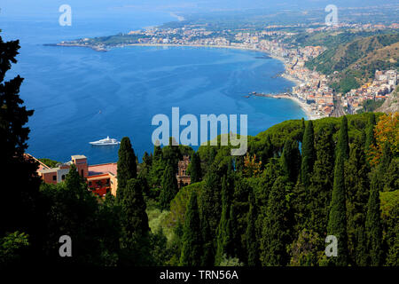 En regardant vers le sud vers de Taormina en Sicile Giardini-Naxos Banque D'Images