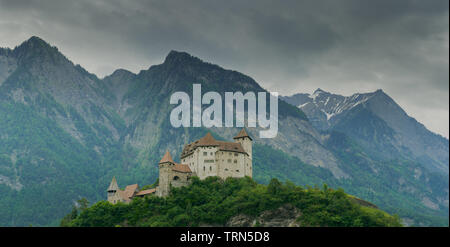 Balzers, FL / Liechtenstein - 9 juin 2019 : vue horizontale de l'historique château de Gutenberg dans le village de Balzers dans la Principauté du Liechtens Banque D'Images