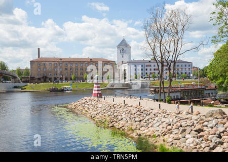 Ville Jelgava, République de Lettonie. Rivière Lielupe, peuples autochtones et urbains sur la ville. Maisons et des chemins de randonnée. Jun 9. 2019. Photos de voyage. Banque D'Images