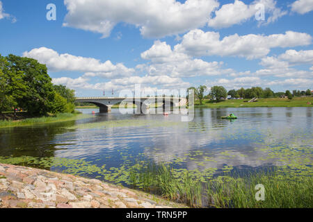 Ville Jelgava, République de Lettonie. Rivière Lielupe, les gens sont à l'origine de catamaran. Pont et l'eau. Jun 9. 2019. Photos de voyage. Banque D'Images
