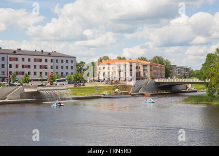 Ville Jelgava, République de Lettonie. Rivière Lielupe, peuples autochtones et urbains sur la ville. Maisons et des chemins de randonnée. Jun 9. 2019. Photos de voyage. Banque D'Images