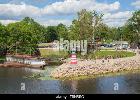 Ville Jelgava, République de Lettonie. Rivière Lielupe, peuples autochtones et urbains sur la ville. Maisons et des chemins de randonnée. Jun 9. 2019. Photos de voyage. Banque D'Images