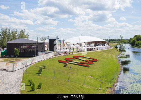 Ville Jelgava, République de Lettonie. Sculpture de sable rivière Lielupe, événement et concert. Jardin fleuri et les peuples. Jun 9. 2019. Photos de voyage. Banque D'Images