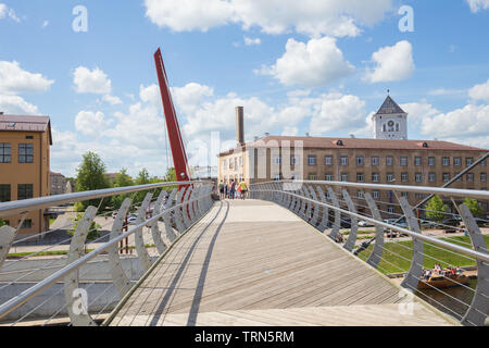 Ville Jelgava, République de Lettonie. Pont sur la rivière Lielupe, peuples autochtones et urbains sur la ville. Maisons et des chemins de randonnée. Jun 9. 2019. Photos de voyage. Banque D'Images