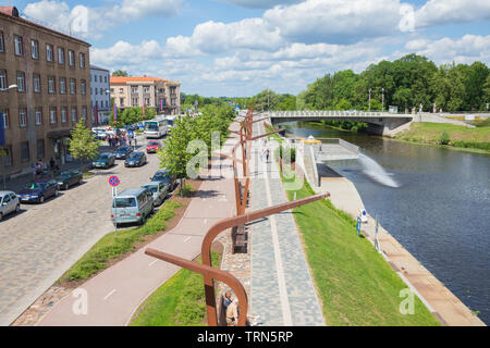 Ville Jelgava, République de Lettonie. Rivière Lielupe, peuples autochtones et urbains sur la ville. Maisons et des chemins de randonnée. Jun 9. 2019. Photos de voyage. Banque D'Images