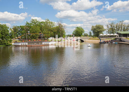 Ville Jelgava, République de Lettonie. Rivière Lielupe, peuples autochtones et urbains sur la ville. Maisons et des chemins de randonnée. Jun 9. 2019. Photos de voyage. Banque D'Images
