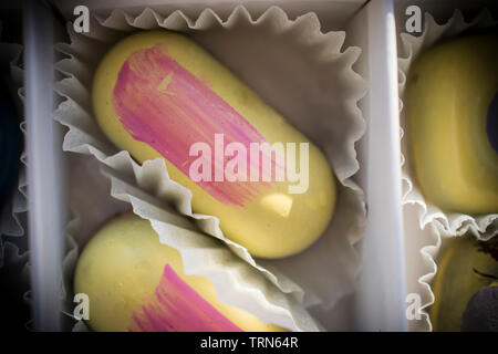 Jaune et rouge de bonbons dans une boîte-cadeau Banque D'Images