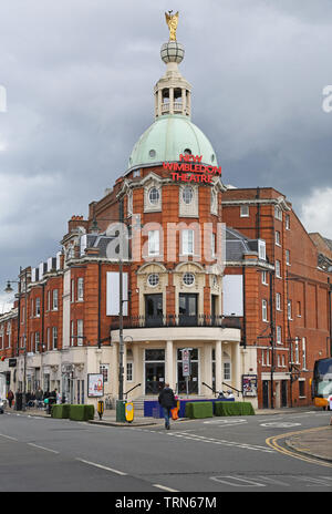 Nouveau théâtre de Wimbledon, vue extérieure. Coin de Wimbledon Broadway et Russell Road. La réussite d'un théâtre à l'extérieur du quartier du West End de Londres. Banque D'Images