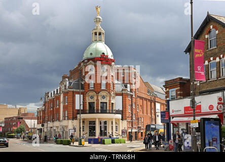 Nouveau théâtre de Wimbledon, vue extérieure. Coin de Wimbledon Broadway et Russell Road. La réussite d'un théâtre à l'extérieur du quartier du West End de Londres. Banque D'Images