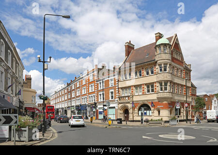 Wimbledon Village, un riche domaine du sud-ouest de Londres, Royaume-Uni. Montre ornate ancienne banque et commerces ; jonction de High Street et Belvedere Road. Banque D'Images
