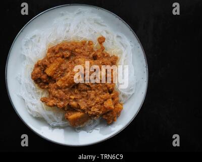 Nouilles de verre les vermicelles et le dîner satay sur fond noir Banque D'Images