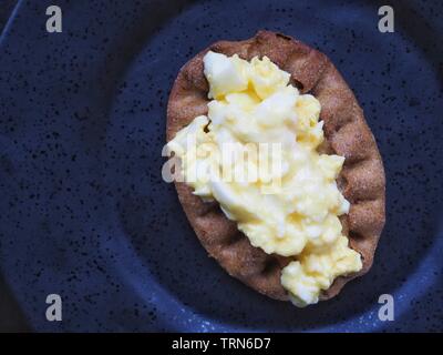 Les tartes de Carélie finlandaise traditionnelle avec beurre Oeufs Banque D'Images