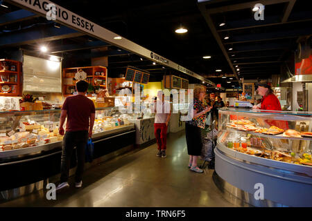 Les consommateurs et les gens branchés à l'intérieur du marché d'Essex, juin 2019. Lower East Side, New York City Banque D'Images