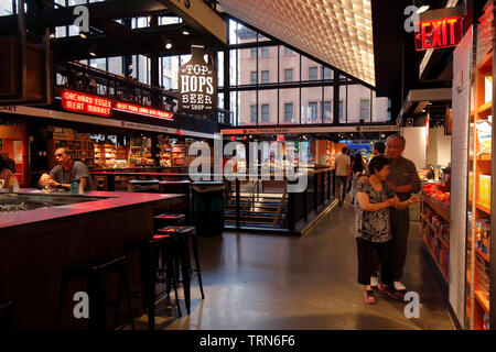 L'intérieur du marché, les acheteurs d'Essex juin 2019. Lower East Side, New York City Banque D'Images