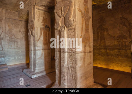 Plusieurs effigies de Hathor, représentés dans le petit temple d'Abou Simbel Banque D'Images