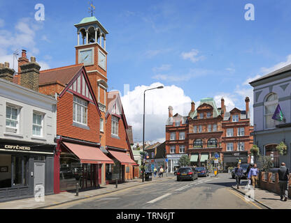 Wimbledon Village, sud-ouest de Londres, au Royaume-Uni, à proximité du célèbre club de tennis. Présente le café Ivy et boutiques à l'intersection de High Street et Church Road Banque D'Images