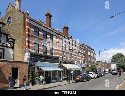 Wimbledon Village : boutiques et restaurants au coin de Wimbledon Common et la rue principale dans ce domaine riche à proximité du célèbre club de tennis. Banque D'Images