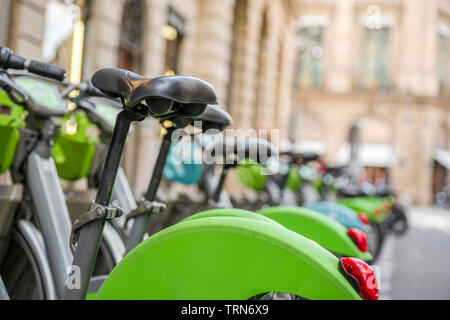 Transport public hybride vert rue louer des vélos pour visiter la ligne de stand Paris location parking sur réseau en attente pour les cyclistes Banque D'Images