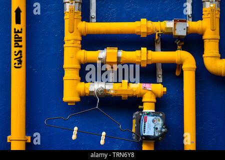 Mur bleu avec du jaune dans les canalisations de gaz Banque D'Images
