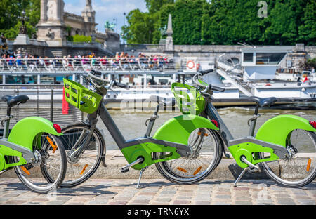 Paris rue verte transport louer des vélos hybrides avec électronique de paiement pour voyager autour de la ville sur les bords de Seine w Banque D'Images